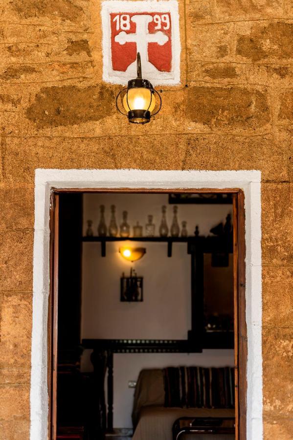 Hara'S Traditional Detached House In Malona Malona Village Extérieur photo