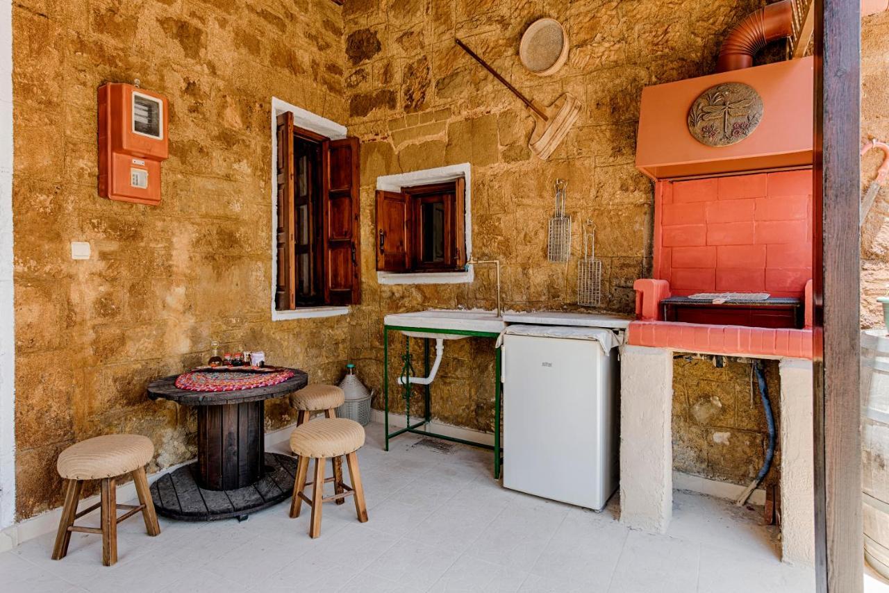 Hara'S Traditional Detached House In Malona Malona Village Extérieur photo
